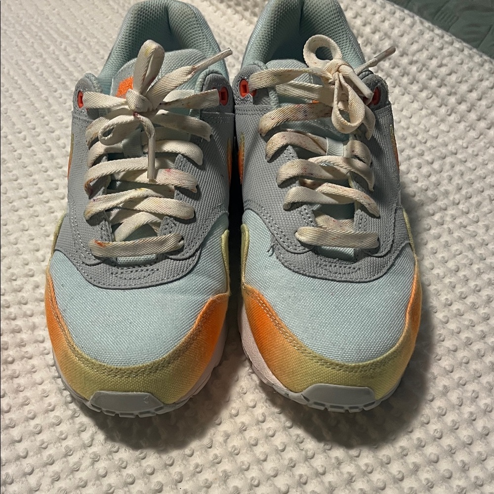 Nike Air Max women’s 8 / kids 6.5 with Orange and Blue Accents - Picture 4 of 5